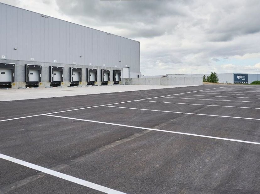 Uitstekend gelegen logistiek gebouw met een oppervlakte van 48.000 m² (en een mezzanine van 8.331 m²) in combinatie met kantoren van 1.575 m² te huur 