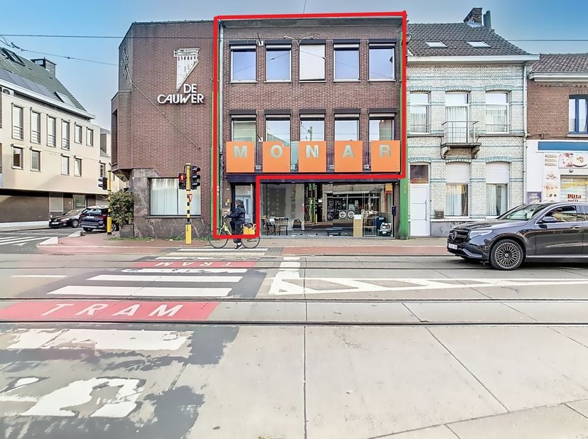 Ce grand appartement est proposé à la vente au Dorp West 20 à Zwijndrecht. Il bénéficie d&#039;un emplacement très central, à proximité de la place de l&#039;ég