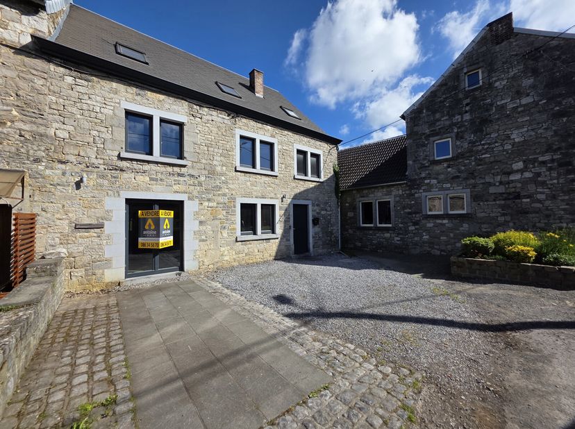 Ocquier (Clavier): Charmante maison en pierres, idéalement située dans une rue paisible du village. Rénovée il y a une vingtaine d&#039;années, elle offre