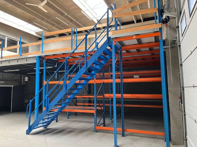 Dit recent magazijn van 216m² met kantoor van 72m² en showroom/extra kantoor van 72m² is rustig gelegen en toch vlakbij de R4 te Melle. &lt;br /&gt;
&lt;br /&gt;