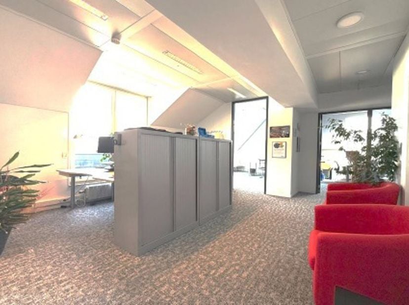 Mooie, lichte kantoorruimte, ideaal gelegen in het hart van de Europese wijk en naast het Luxemburgplein.&lt;br /&gt;
Tal van faciliteiten in de buurt: rest