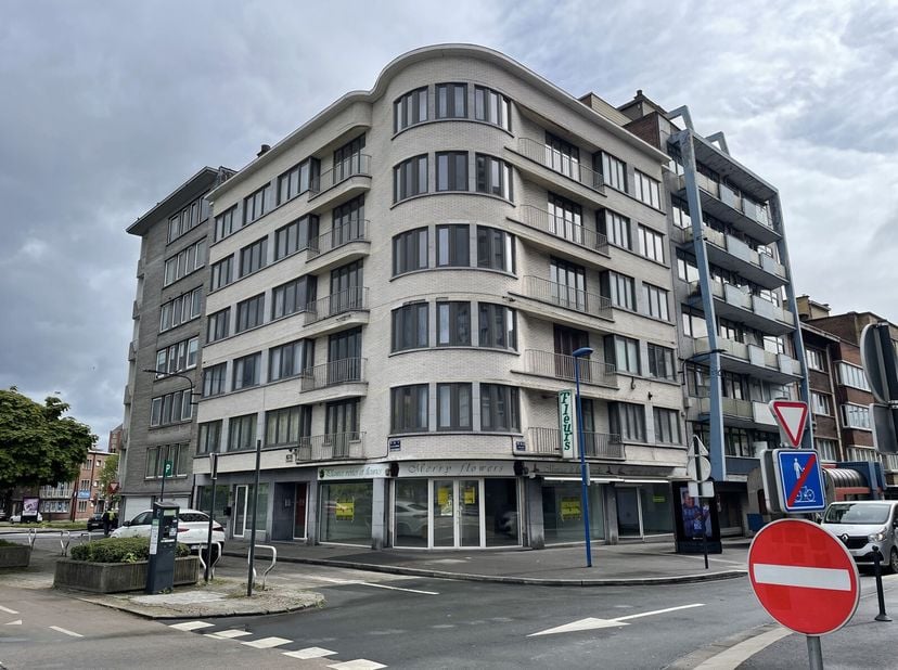 BEL APPARTEMENT RENOVE SITUE AU 4EME ETAGE&lt;br /&gt;
Appartement comprenant : hall d&#039;entrée, wc individuel, cuisine équipée, buanderie, living en rotonde,