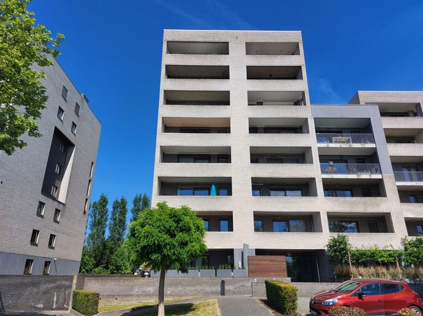 Dit instapklare en ruime appartement met 2 slaapkamers en autostaanplaats, is gelegen op de 5de verdieping aan de grote ring van Hasselt. Voor meer in