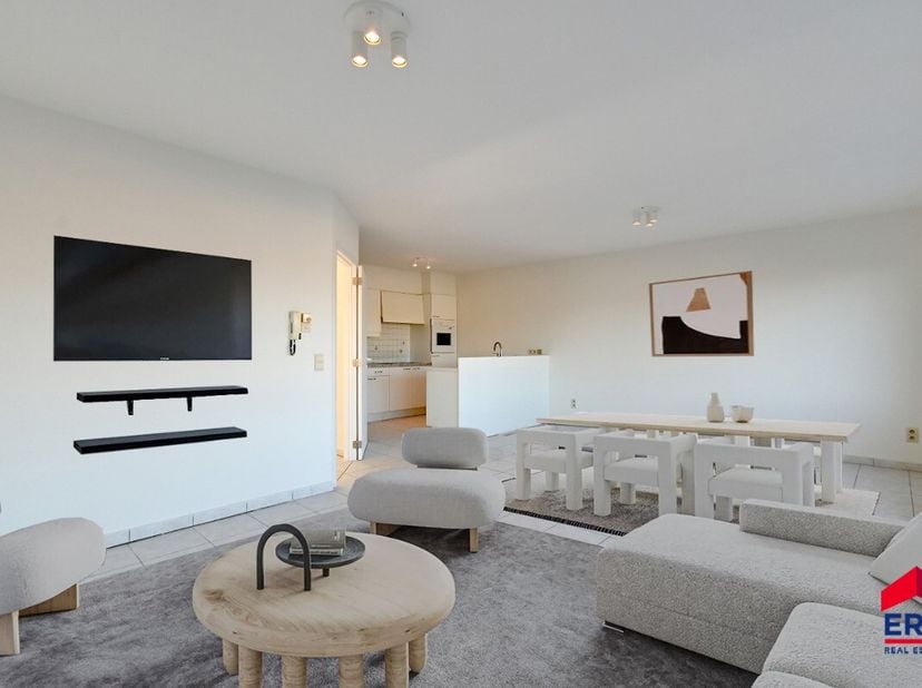 Op zoek naar een aangename, instapklare woonst in Eeklo? Dit lichtrijke 3-slaapkamerappartement combineert ruimte, comfort en een centrale ligging. Pe