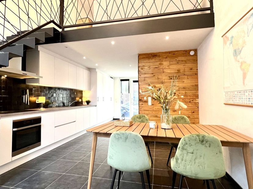 Toffe LOFTWONING met 3 SLK en TUIN! Ideale STARTERSWONING of als investering (mooi rendement). INDELING: inkom met toilet en berging, leuke volledig g