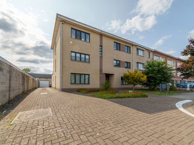 Dit appartement met ruim terras wordt te huur aangeboden.&lt;br /&gt;
Een lichtrijk en ruim appartement van 102m² op de eerste verdieping van een kleine res
