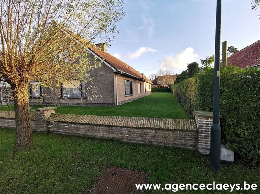 Heel ruime villa in zeer goede staat gelegen op topligging in een rustige, residentiële wijk van De Haan.&lt;br /&gt;
Deze alleenstaande villa heeft een bew