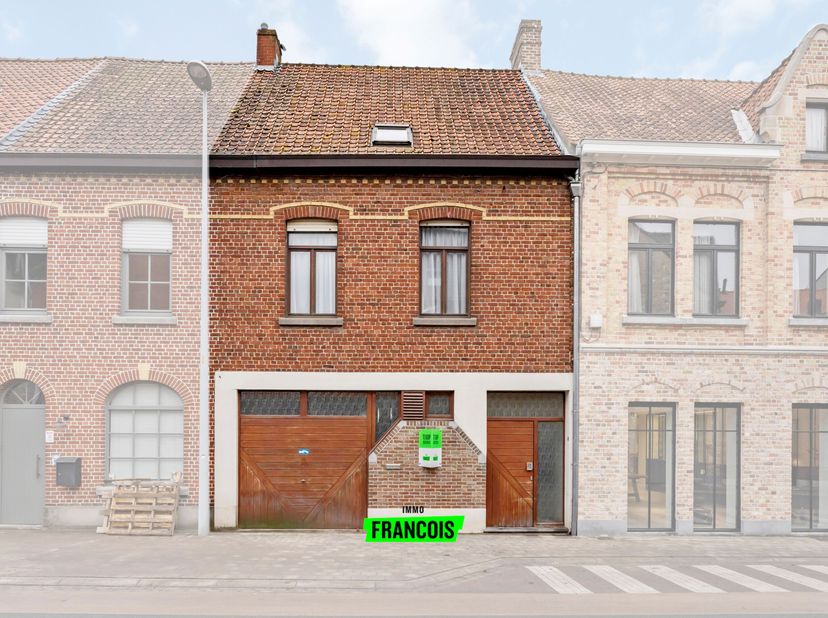 À distance de marche du marché convivial de Staden se trouve cette charmante maison.&lt;br /&gt;
Par le hall d&#039;entrée avec toilettes pour invités, vous accé
