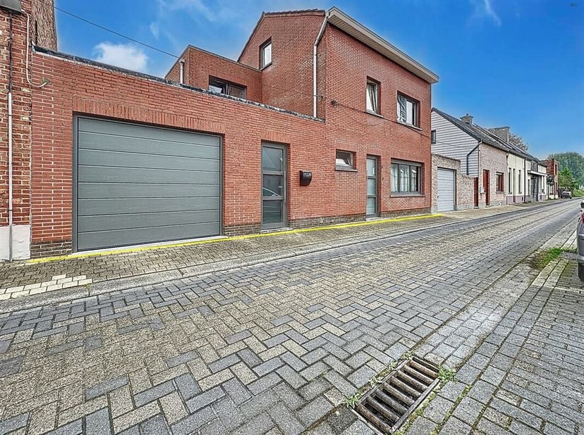 woning met 4 slaapkamers en garage&lt;br /&gt;
BEZOEK reservatie via sms 0470/30.20.10.&lt;br /&gt;
LIGGING: Centraal gelegen in Kieldrecht, in rustige straat in