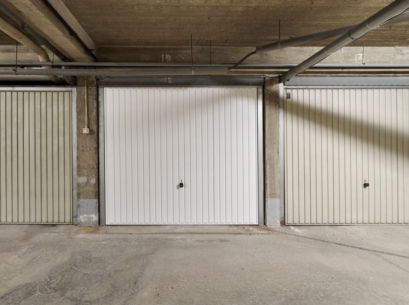 Garagebox met nieuwe manuele kantelpoort, nabij Ruggeveldlaan. De garagebox is gelegen in een ondergrondse garagecomplex aan de Frans Van Heymbeecklaa