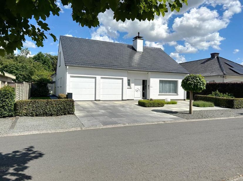 Energiezuinige alleenstaande woning op een boogscheut van allerlei faciliteiten, bestaande uit een inkomhal met afzonderlijk toilet, ruime lichtrijke