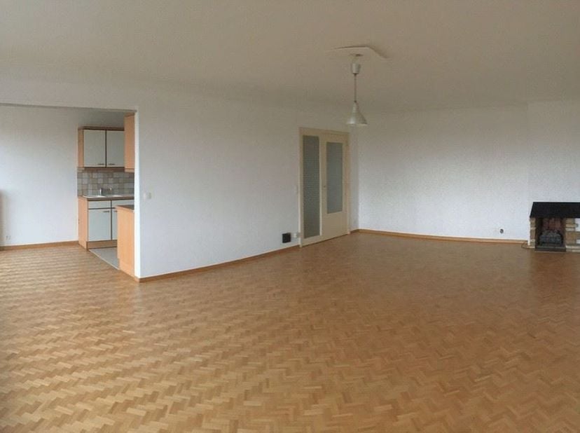 Nous vous proposons cet appartement très central et rénové, proche de nombreuses commodités (écoles, commerces, transports en commun..) L&#039;appartement