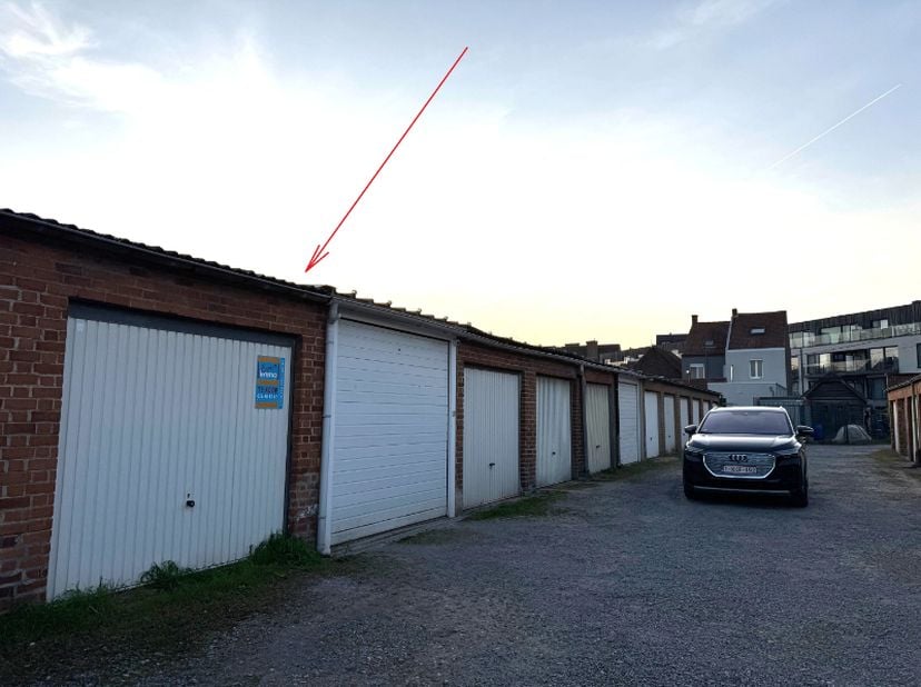 Garage nr 12 is te koop, gelegen in het hartje van Harebeke ... &lt;br /&gt;
Op heden verhuurd voor opslag aan 70 euro per maand.&lt;br /&gt;
Met asbestdakje en d