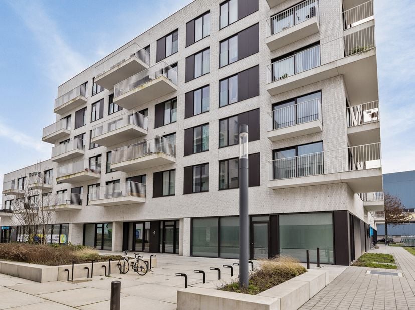 Appartement récent (2021) en parfait état à Vilvorde avec 2 chambres à coucher, terrasse, place de parking et local à vélos sécurisé. L&#039;appartement es
