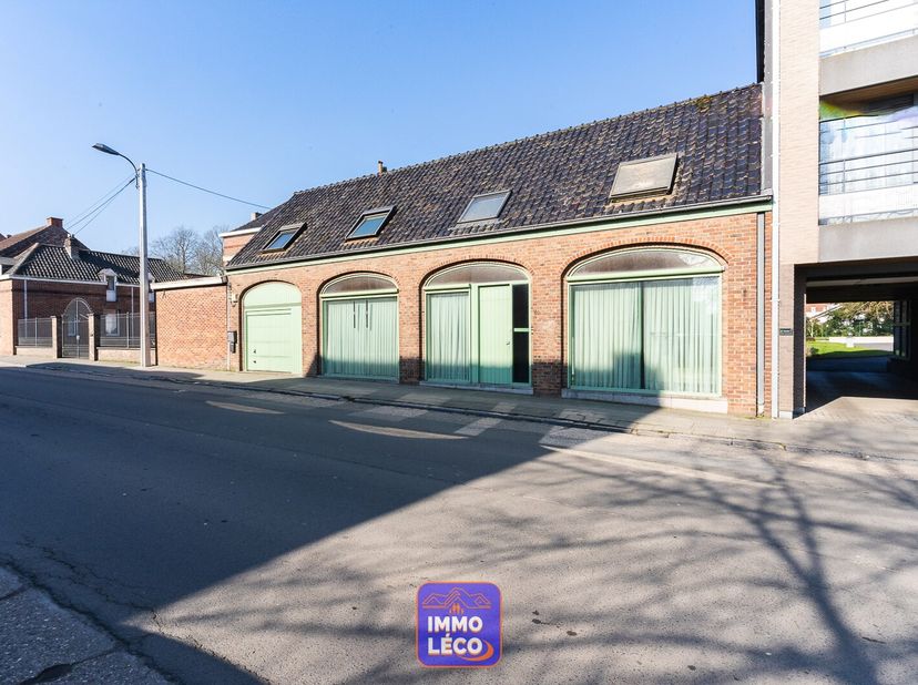 Propriété 3 façades située dans le centre de Dottignies, développant une surface habitable de 329m² et érigée sur une parcelle totale de 1695m². Le bi