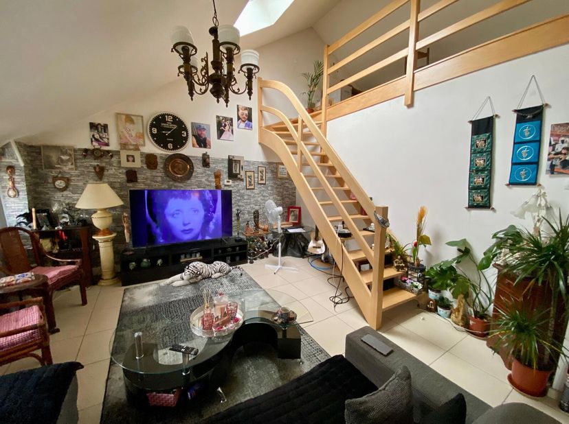 Appartement dans le centre ville de Leuze-en-Hainaut&lt;br /&gt;
Celui-ci vous offre un hall d&#039;entrée, un salon qui mène à la mezzanine , une cuisine semi é