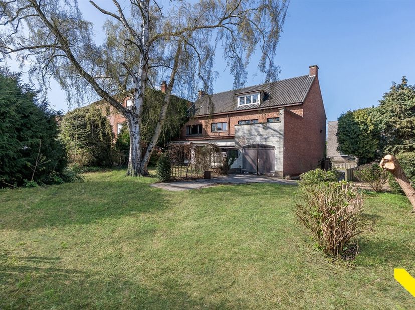 Exclusieve woning met een oppervlakte van 320m² en 6 slaapkamers.&lt;br /&gt;
Troeven:&lt;br /&gt;
- ruime leefruimte&lt;br /&gt;
- prachtig uitzicht met ruime zuid ger