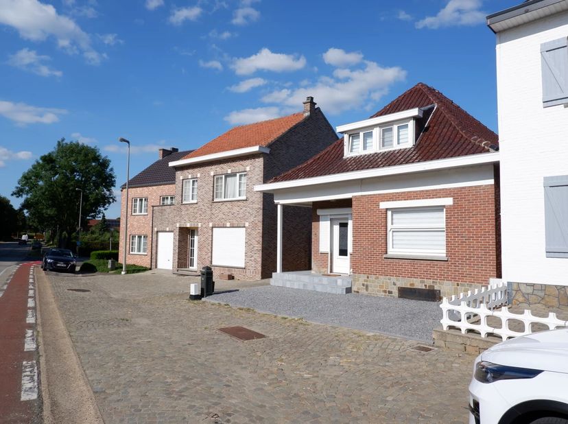 Verhuurde, open bebouwing met drie slaapkamers en ruime tuin!&lt;br /&gt;
Deze vernieuwde woning ligt op een steenworp van de gezellige dorpskern van Aalst,