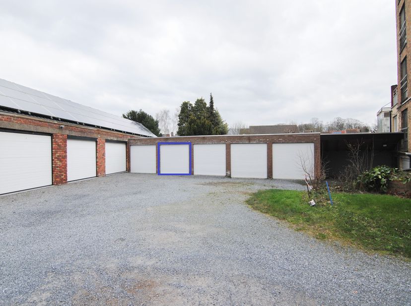 Deze garage, strategisch gelegen nabij de Smedenpoort, biedt u een uitstekende bereikbaarheid van zowel het stadscentrum als de omliggende gebieden.&lt;b