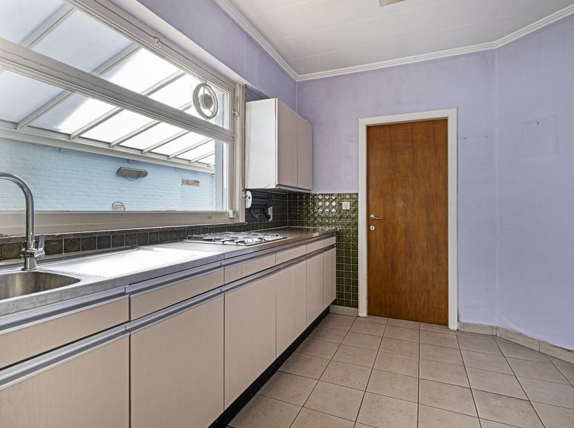 Cette maison est située dans le centre de Kruibeke dans la Molenstraat 111, donc facilement accessible et proche du centre et de tous les commerces, é