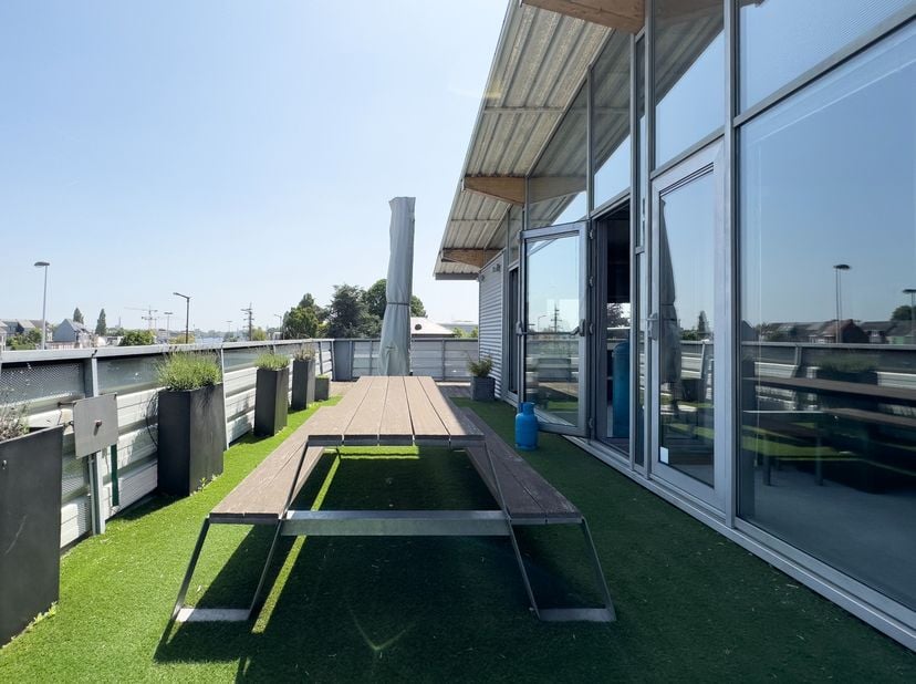 Dit kantoor met zicht op het water is gelegen op de tweede verdieping en heeft een totale oppervlakte van 345m². Het kantoor is onderverdeeld in 8 kan