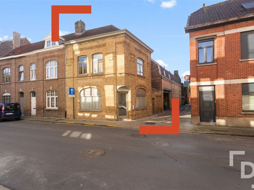 In het historisch centrum van Ieper vinden we deze statige hoekwoning.&lt;br /&gt;
De woning is als volgt ingedeeld:&lt;br /&gt;
* Gelijkvloers: Ruime leefruimte