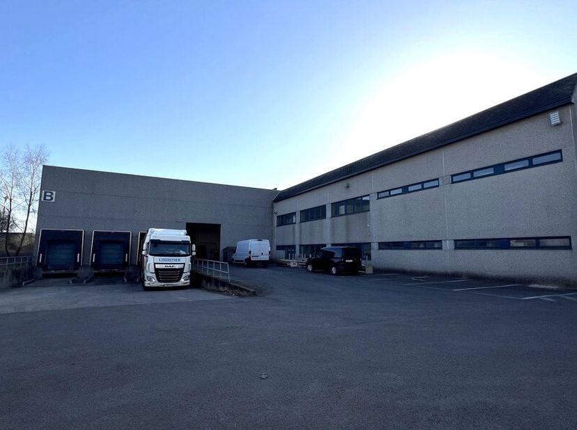 12888m² opslagruimte met 5 laadkades en een rolbrug - opsplitsbaar vanaf 3240m²&lt;br /&gt;
Ligging: langs R4 met vlotte verbinding naar Gent-Zeehaven, de E