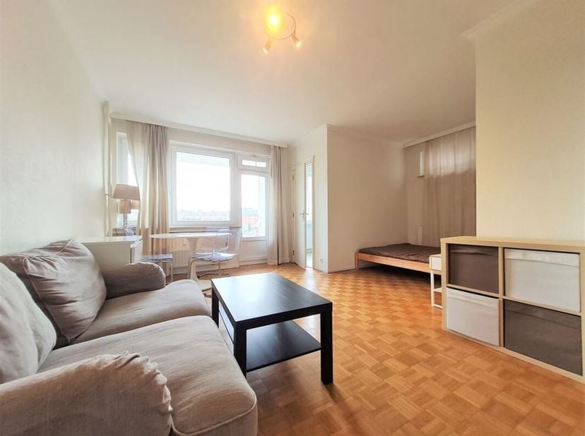 Ambiorix - Mooi gemeubeld studio-appartement van +/- 40m² + balkon - Op de 5de verdieping van een gebouw van 9 verdiepingen - Bestaande uit een inkomh