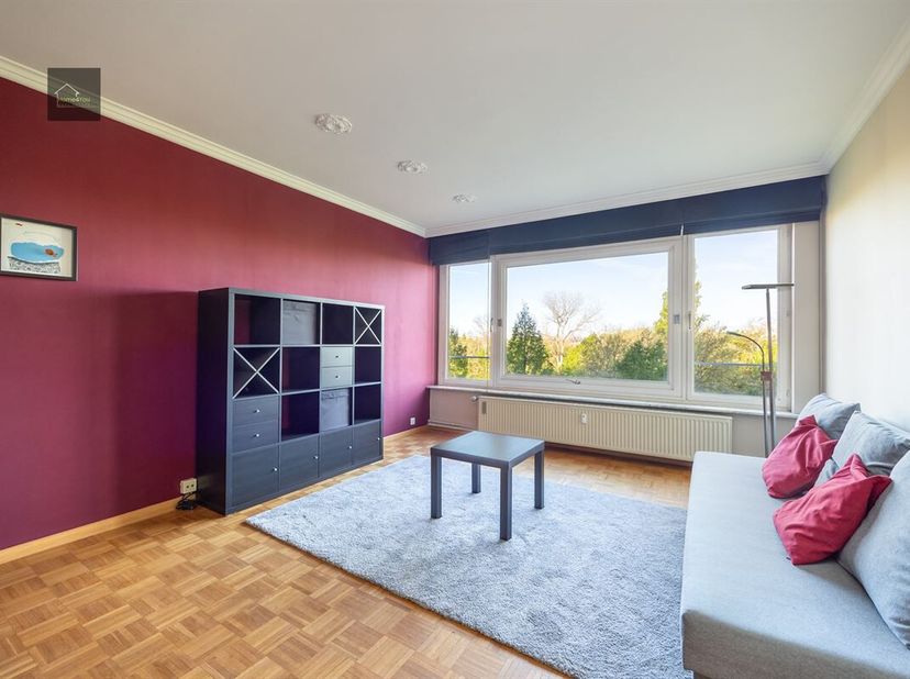 Un appartement de caractère avec vue, c&#039;est ce que vous trouverez au quatrième étage de cet immeuble typique des années 1960 sur la Rodekruislaan à Be