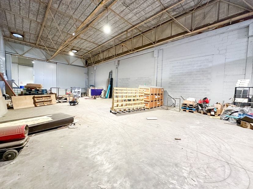 Instapklaar magazijn met bureauruimte geschikt als opslagplaats of werkruimte gelegen in de industriezone &#039;Lakeland&#039; te Aalter. De locatie, gunstig ge