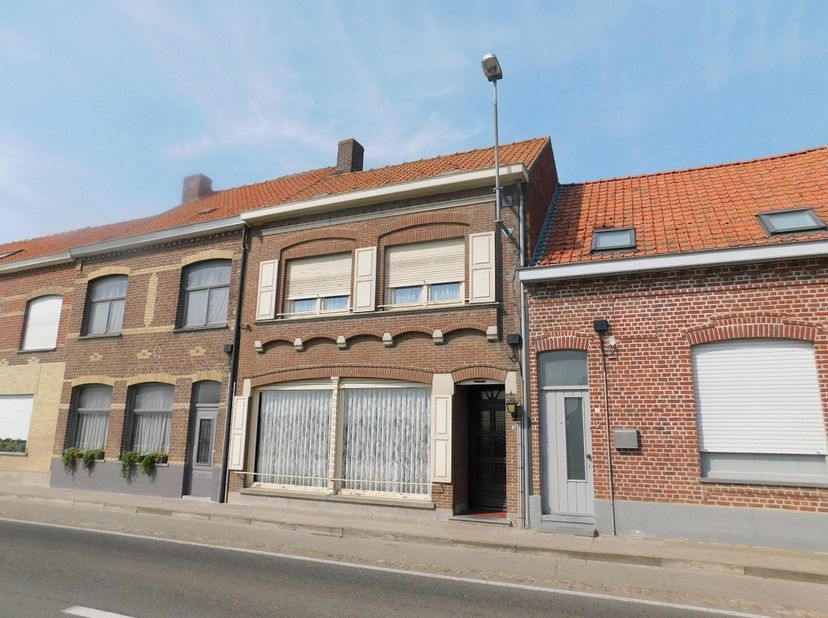 ROESBRUGGE: Grondig te renoveren woonhuis met heel wat ruimte (en dus heel wat mogelijkheden) op een ZW-gericht stuk grond van 454m² totale grondopper