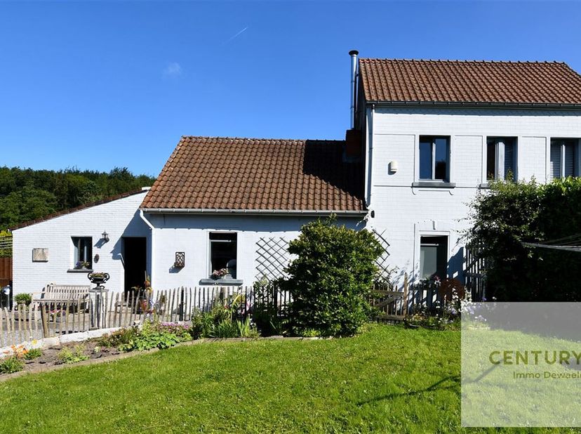 *** IN OPTIE *** (Quartier COLIPAIN) Dicht bij het Bois de Halle, heeft Century 21 Immo Dewaele het genoegen dit huis met 4 voorgevels voor te stellen