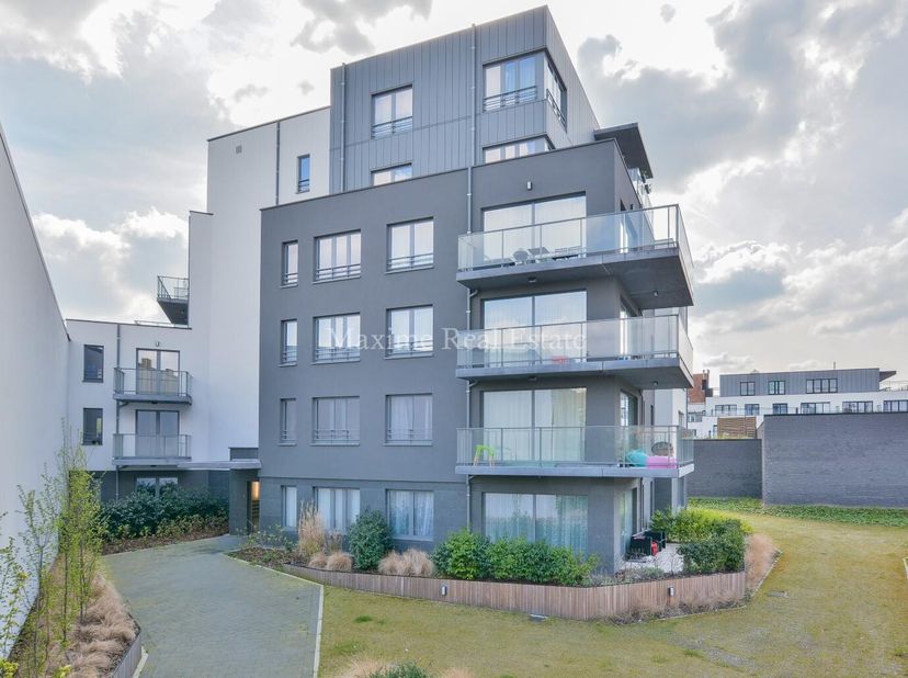 MAXIME REAL ESTATE vous propose ce bel appartement 2 chambres.&lt;br /&gt;
Excellente situation dans une rue calme entre la VUB et Pétillon, à proximité des