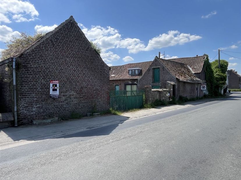 Mooie te renoveren halfvrijstaande boerderij gelegen in het hart van het dorp Esplechin op 20 are 07 centiares.&lt;br /&gt;
Deze woning biedt ongeveer 205 m