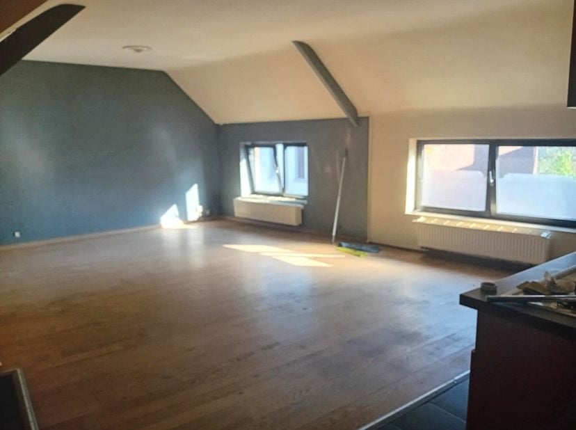 A louer appartement comprenant spacieuse pièce de séjour avec coin cuisine, salle de bain et 1 chambre - Loyer 650euro/mois - Visites et renseignement