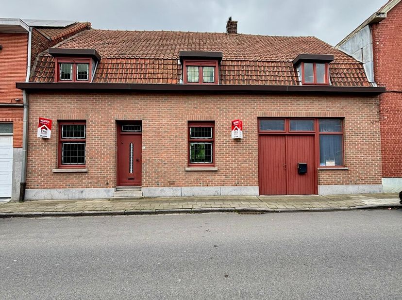 Menen: woning met veel mogelijkheden te koop nabij het centrum van Menen.Deze woning met drie kamers en een brede façade biedt tal van mogelijkheden v