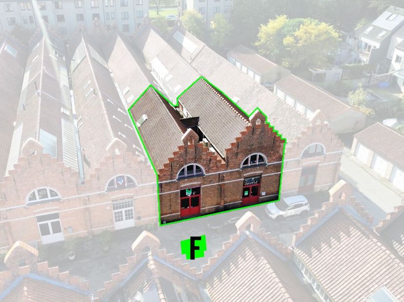 Bent u op zoek naar een uniek eigendom met karakter en multifunctionele mogelijkheden? Deze twee voormalige loodsen met trapgevel bieden een zeldzame