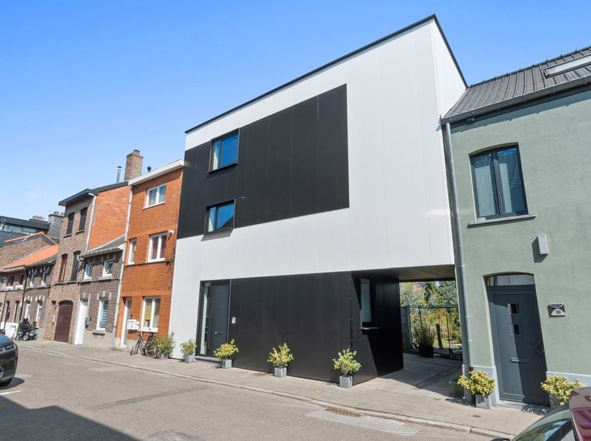 Welkom op de Bloemenstraat 24 in Hasselt.&lt;br /&gt;
&lt;br /&gt;
Deze volledig gerenoveerde bel-étagewoning bevindt zich op een topligging, op een boogscheut va