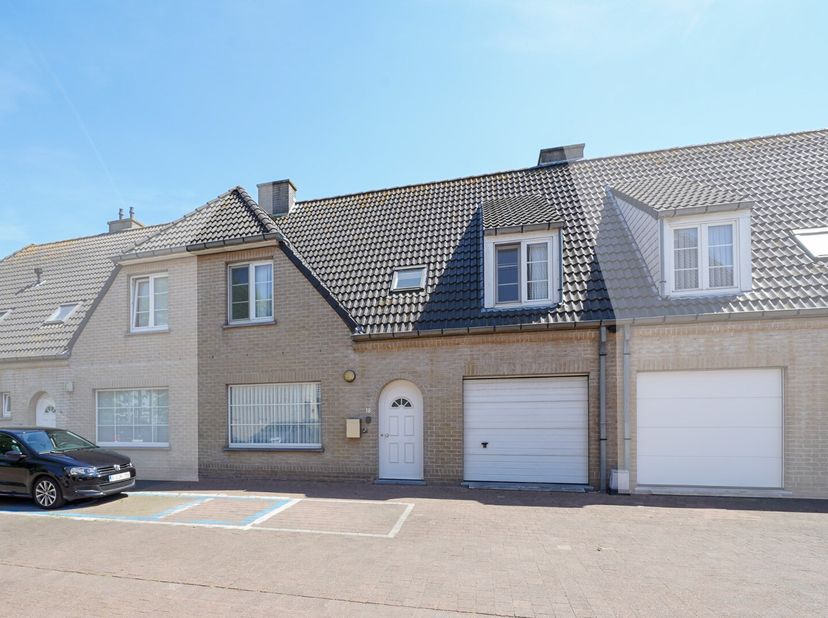 Deze verzorgde woning uit 2004 bevindt zich in een rustige, doodlopende straat in de Konterdam te Oostende. De woning is heel lichtrijk en is uitgerus