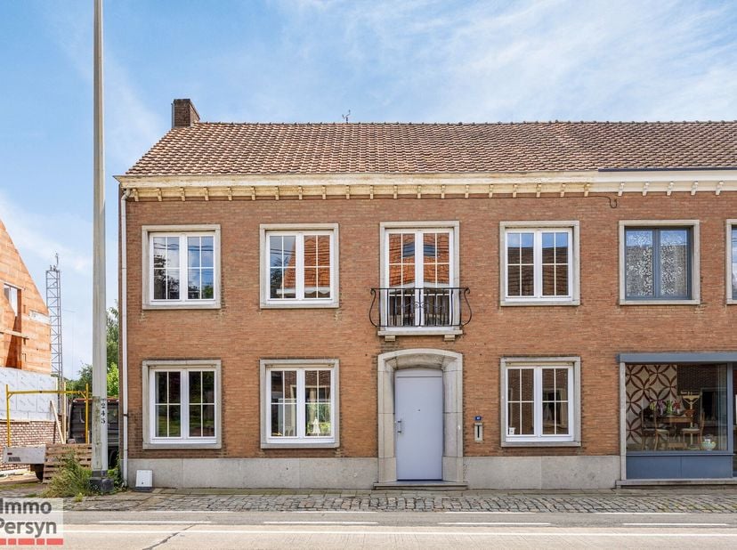 Buiten het centrum van Sint-Joris-Winge vinden we deze gerenoveerde woning terug. De woning zelf dateert van 1957 maar heeft door de jaren heen de jui