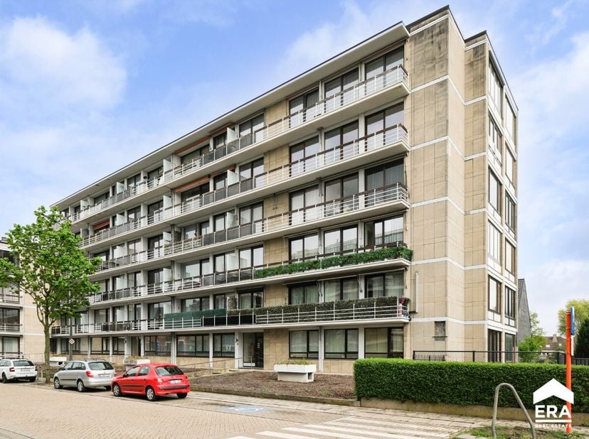 Instapklaar én lichtrijk appartement met 2 slaapkamers, gelegen op enkele minuutjes van het stadscentrum, volledig gerenoveerd in 2025.Voor meer infor