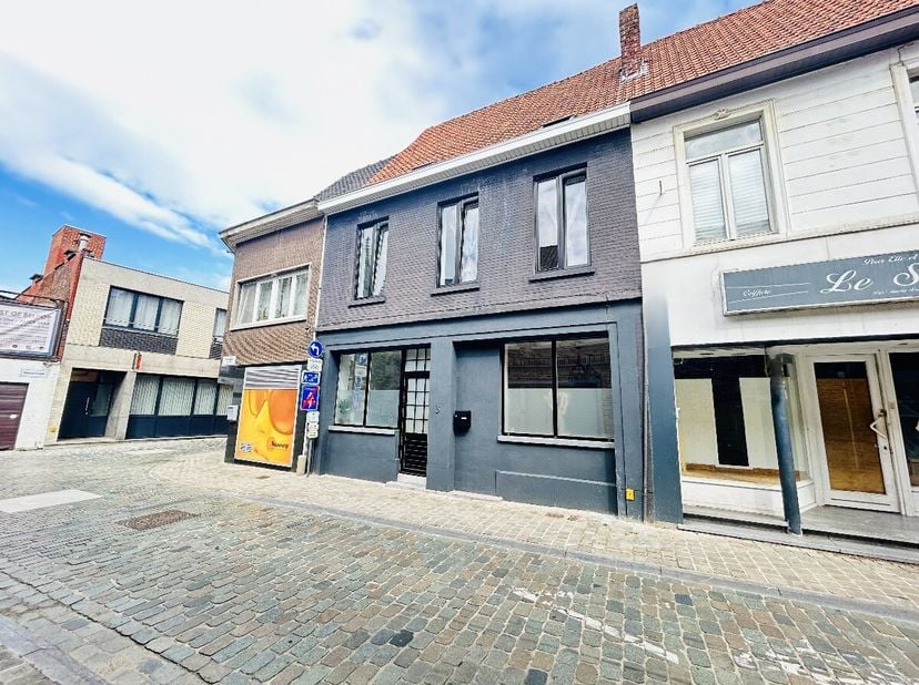 Hedendaags gerenoveerde woning met 4 slaapkamers.Indeling:gelijkvloers: inkom met WC, zithoek, moderne keuken en eethoek.eerste verdiep: 2 slaapkamers