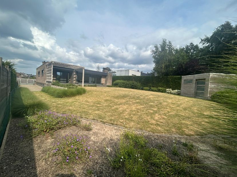 Residentieel en rustig gelegen woning op 900m².Indeling:Inkom, aparte WC, living met open haard, keuken met ontbijthoek, 3 slaapkamers, badkamer, berg