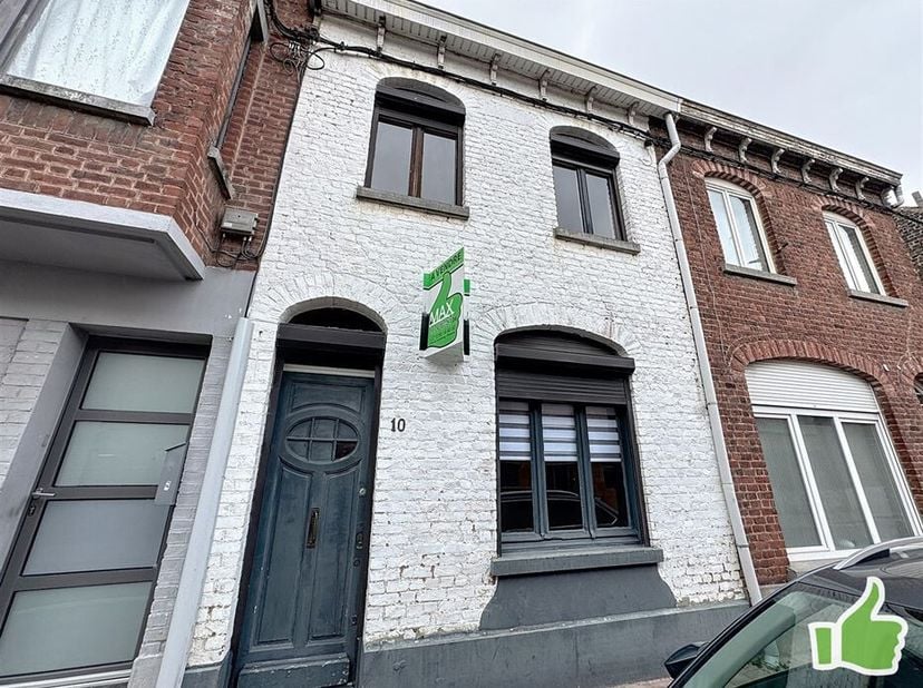 Maison à Mouscron située dans une rue calme&lt;br /&gt;
composé d&#039;un sas d&#039;entrée, grande pièce ouverte carrelée avec salon, salle à manger et cuisine, sall