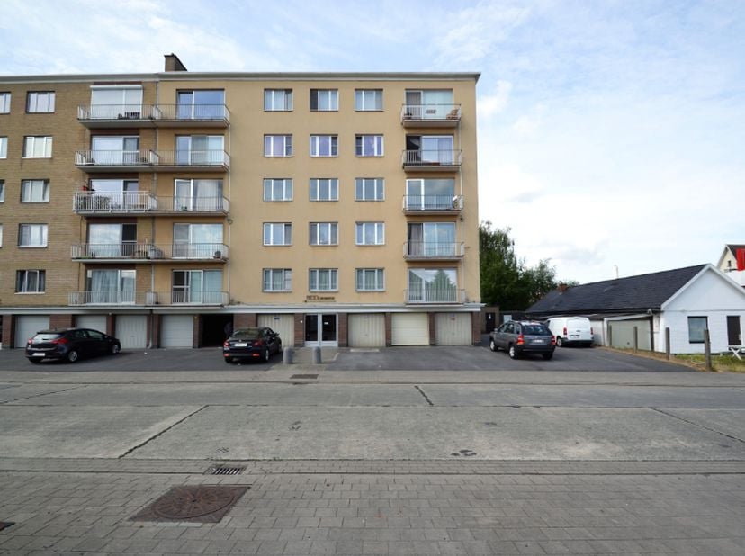 Appartement (97 m²) met 3 slaapkamers.&lt;br /&gt;
Dit appartement werd recent vernieuwd: nieuwe badkamer, nieuwe vloeren, nieuwe elektriciteit (goedgekeurd