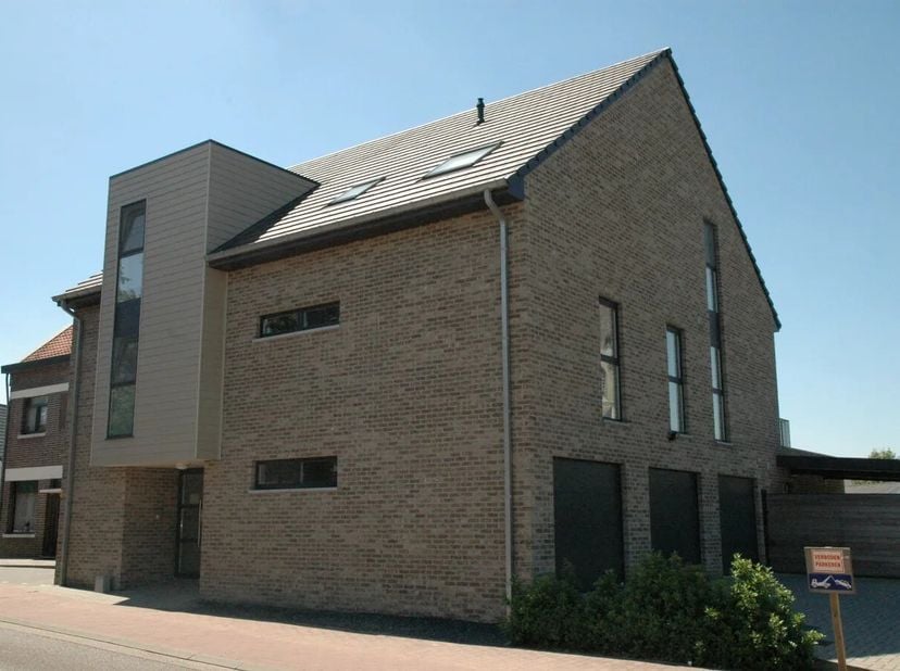 Modern en stijlvol appartement met ruim terras in een kleinschalige residentie.&lt;br /&gt;
Indeling&lt;br /&gt;
Via de ruime, verzorgde trappenhal (eveneens bere