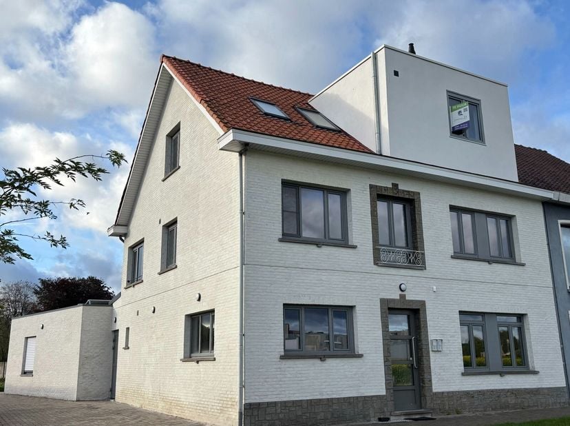 ALGEMEEN:&lt;br /&gt;
Nieuwe, gemeubelde studentenkamer met eigen sanitair. (ENKEL VOOR STUDENTEN)&lt;br /&gt;
INDELING: 2e verdieping: inkom, badkamer, slaapkame