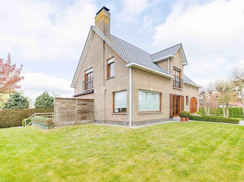SINT-KRUIS - STARTPRIJS  ENERGIEZUINIGE 4 SLPK-VILLA met GARAGE &amp; TUIN RONDOM. Tot. opp. 870m².  ROYAAL WONEN: inkom met afz. toilet, lichtrijke leefr