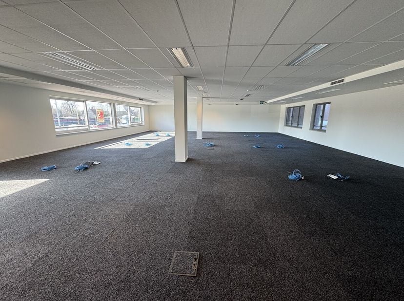 Espace de bureau (env. 117 m²) situé au premier étage à louer dans la résidence Mouterie. De beaux espaces ouverts, de nombreuses fenêtres laissant en