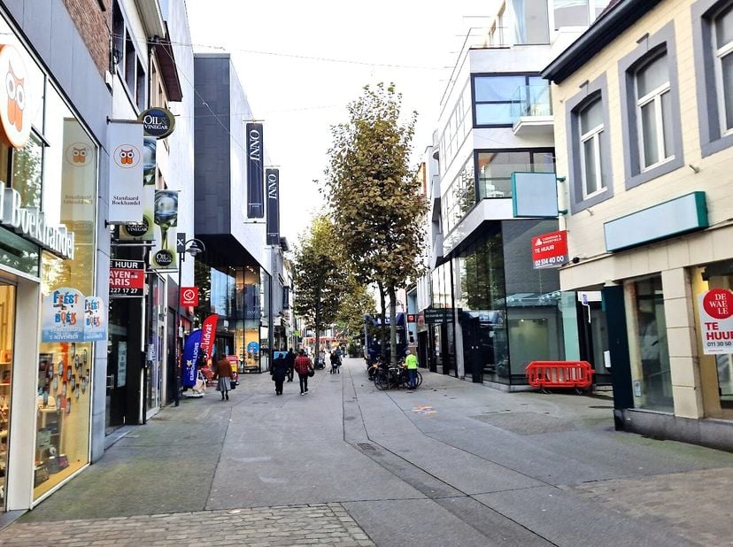 Découvrez cet emplacement de choix au cur de Hasselt&lt;br /&gt;
Bienvenue dans le centre animé de Hasselt, où une opportunité commerciale unique vous atten